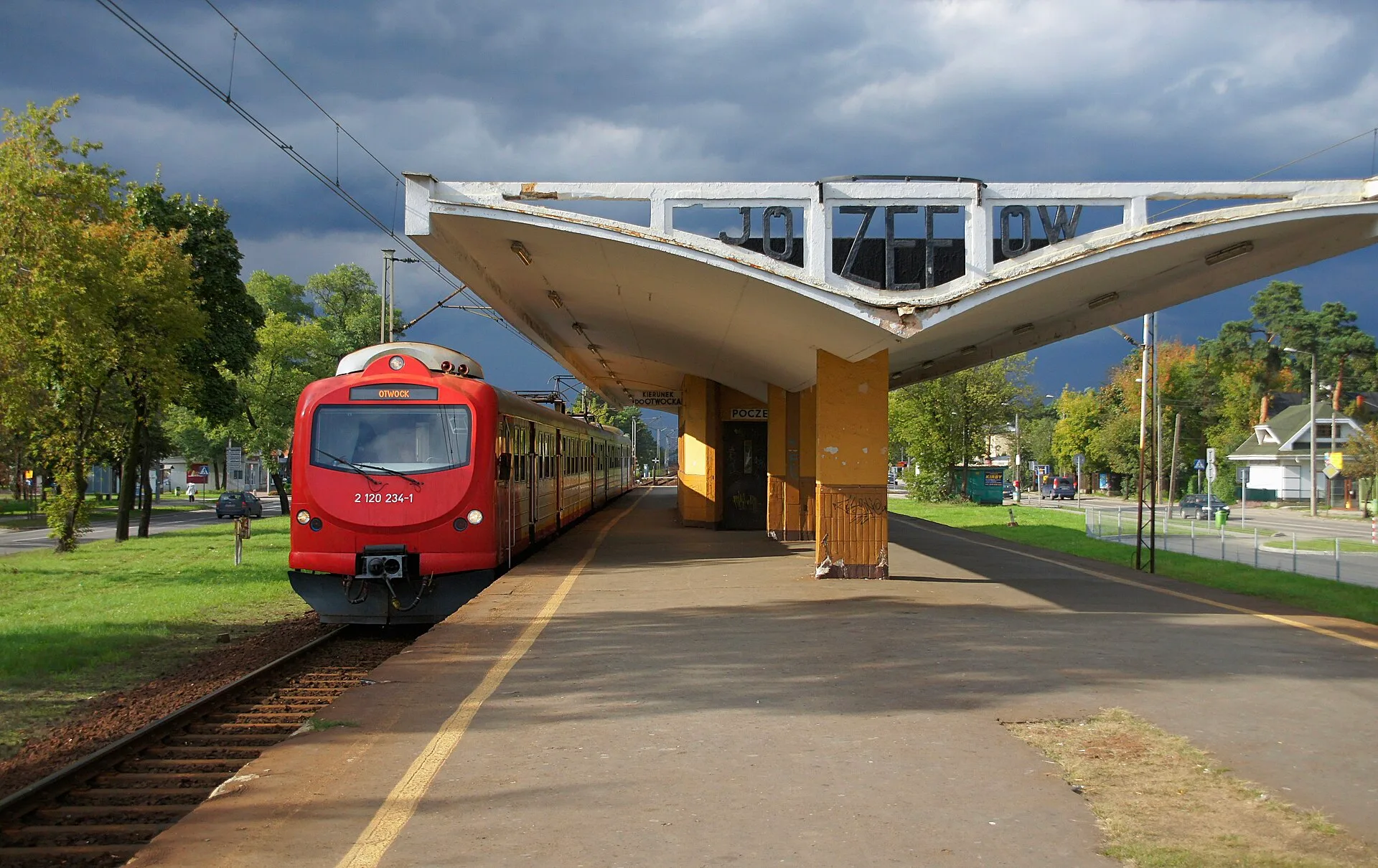 Józefów - Stacja PKP Józefów - widok od południa. Na stacje wjeżdża właśnie pociąg SKM Warszawa linii S1 w stronę Otwocka.
