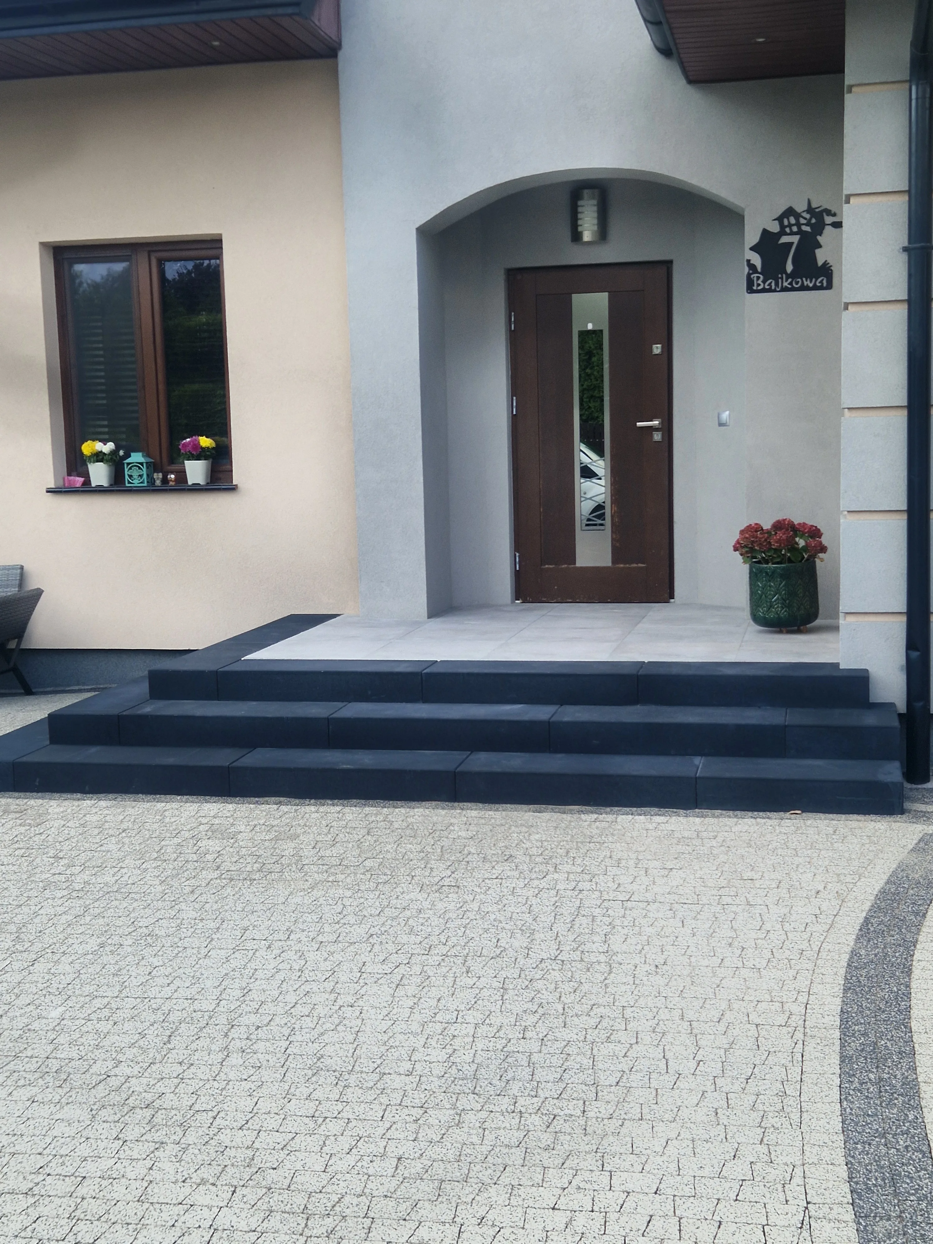 Schody zewnętrzne wykonane z kostki brukowej przy wejściu do domu