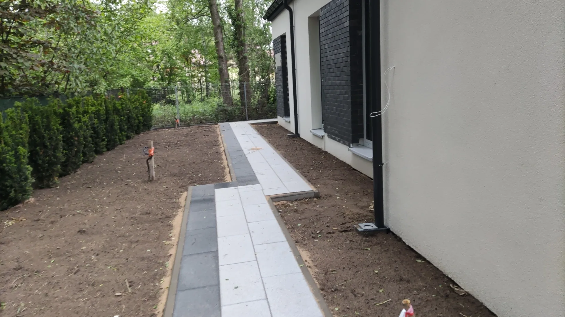 Nawierzchnia przygotowywana pod układanie płyt gresowych przy budynku